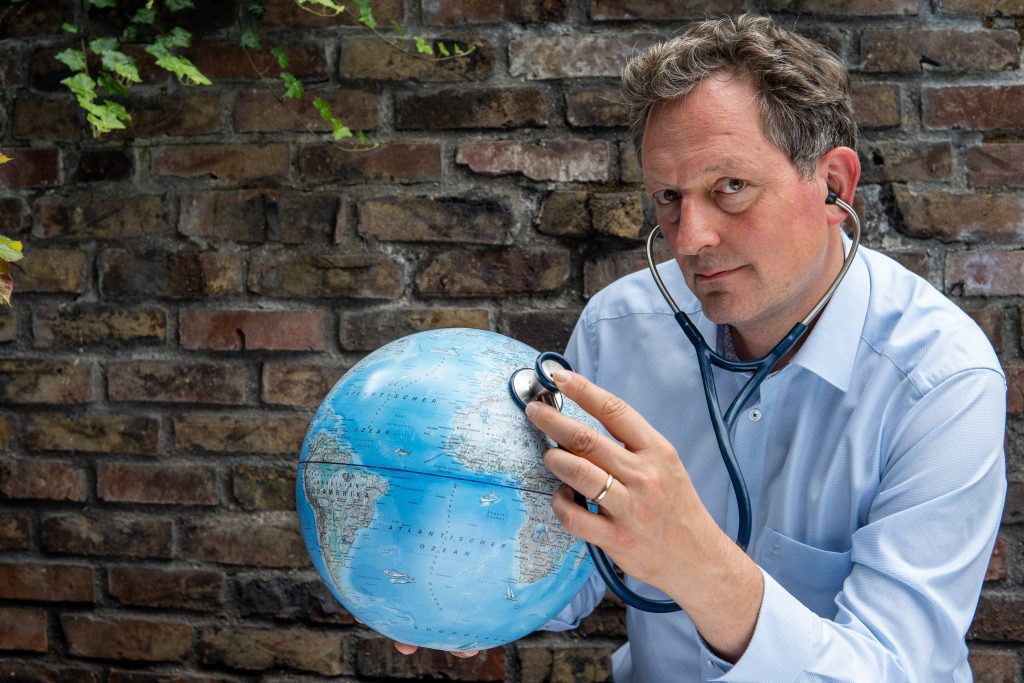 Eckhard von Hirschhausen mit Globus