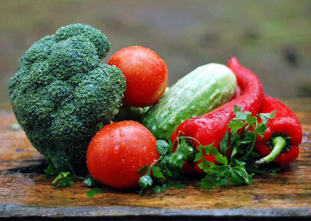 Das Auge isst nicht nur im Veganuary mit: Grüner und roter Mix aus Brokkoli, Gurke und Tomaten