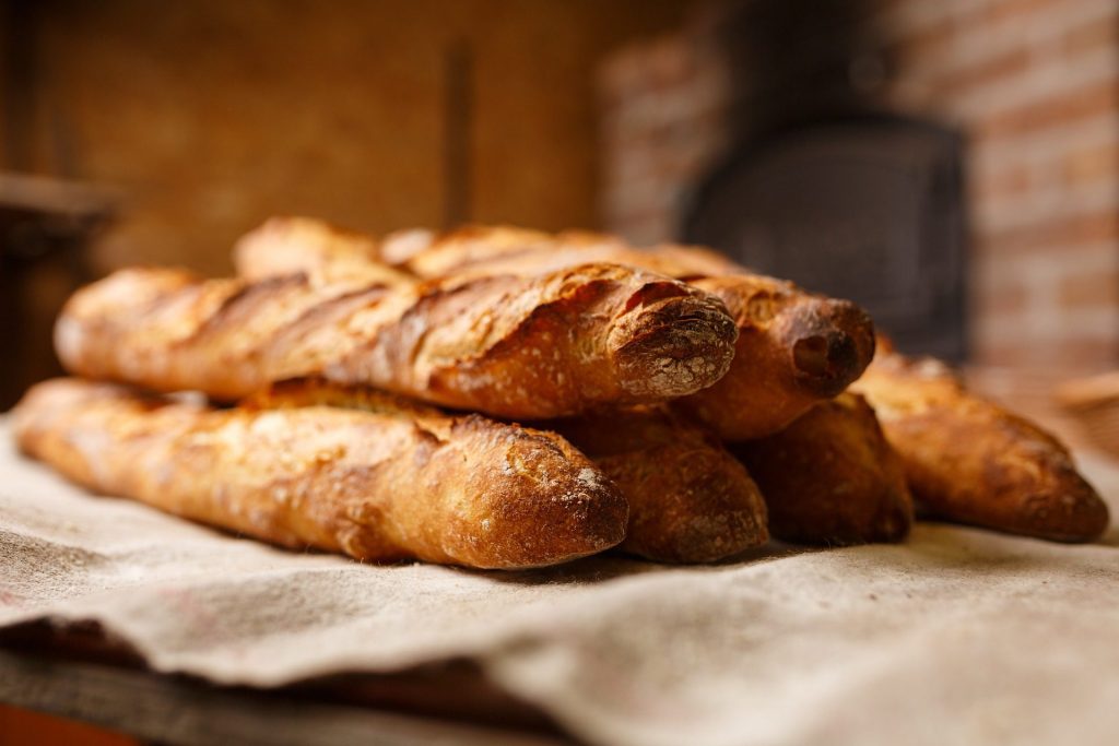 Baguettes schmecken uns meist nur frisch, aber auch aus altbackenem Brot kann man durch Food Upcycling noch Essbares zaubern