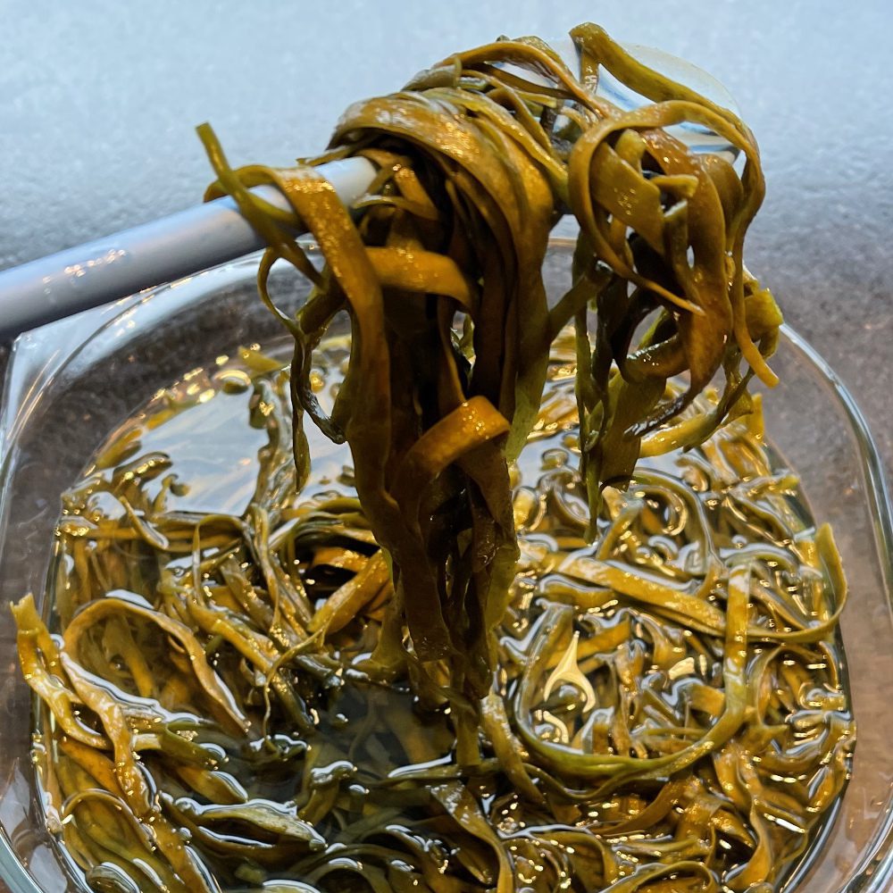 Eingeweichte Meeresspaghetti - vor dem Kochen mit Algen steht meistens das Einweichen