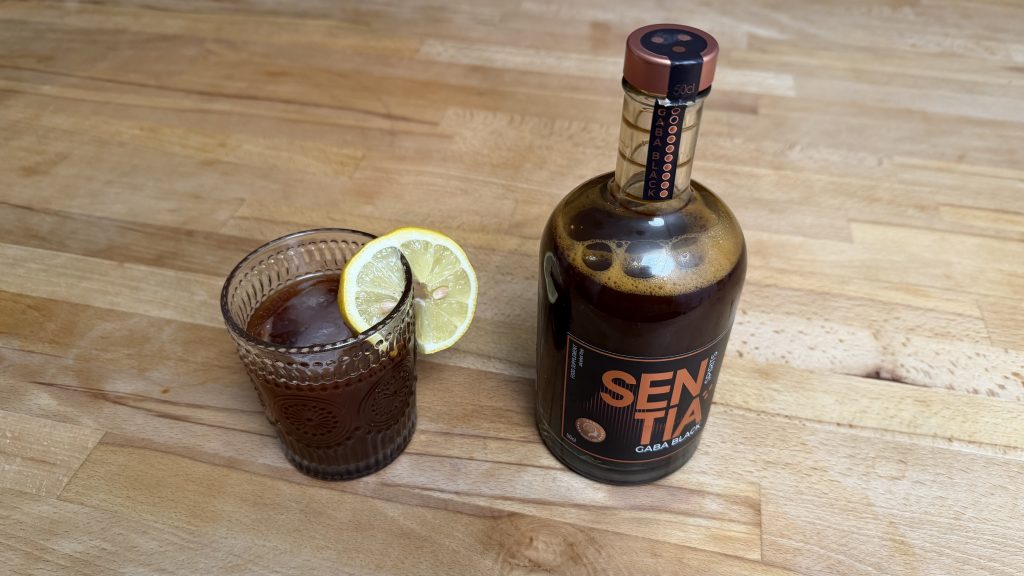 Sentia-Test: So schmeckt und wirkt der Alkoholersatz 16 Sentia Black schmeckt sehr gut mit Cola